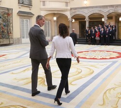 El Rey acompañado de la presidenta de la Asociación de Ingenieros Industriales, Raquel Alonso, en el Palacio Real de El Pardo